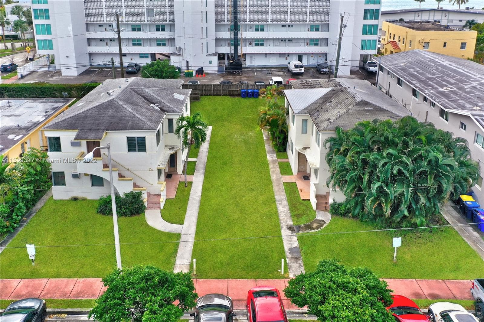 1910 and 1920 Biarritz Dr