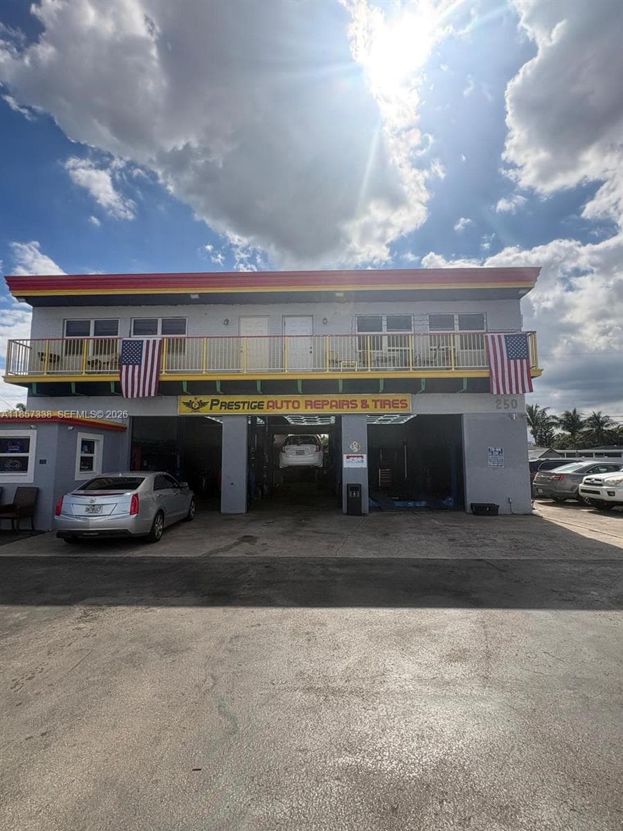 250 NE 44th St