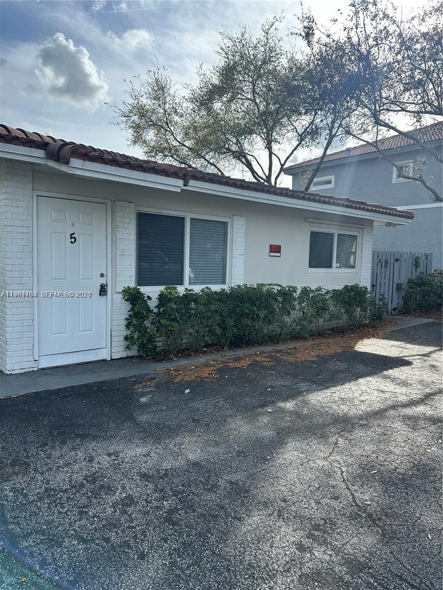 8704 NW 38th Dr