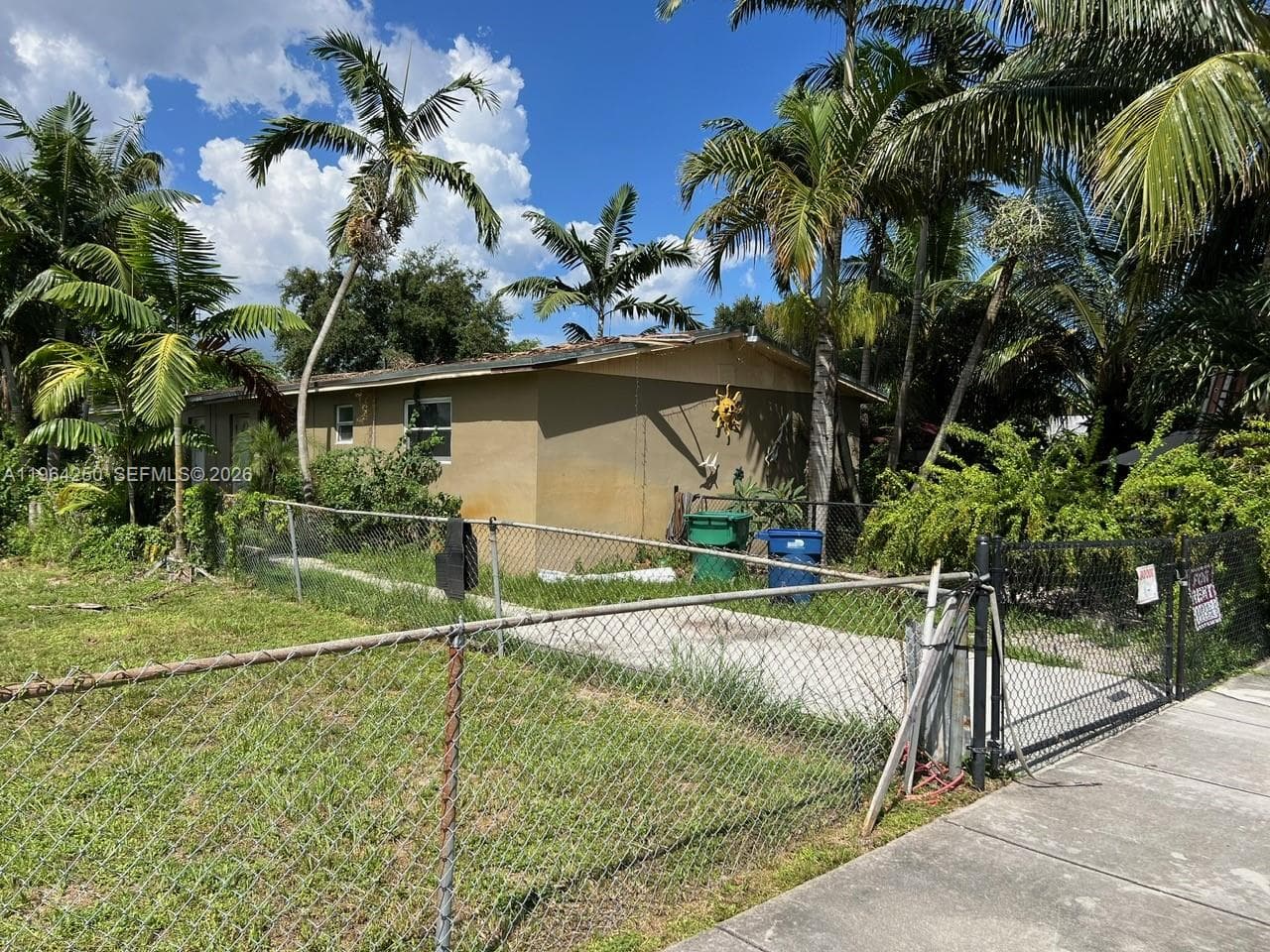 3921-3923 164th St