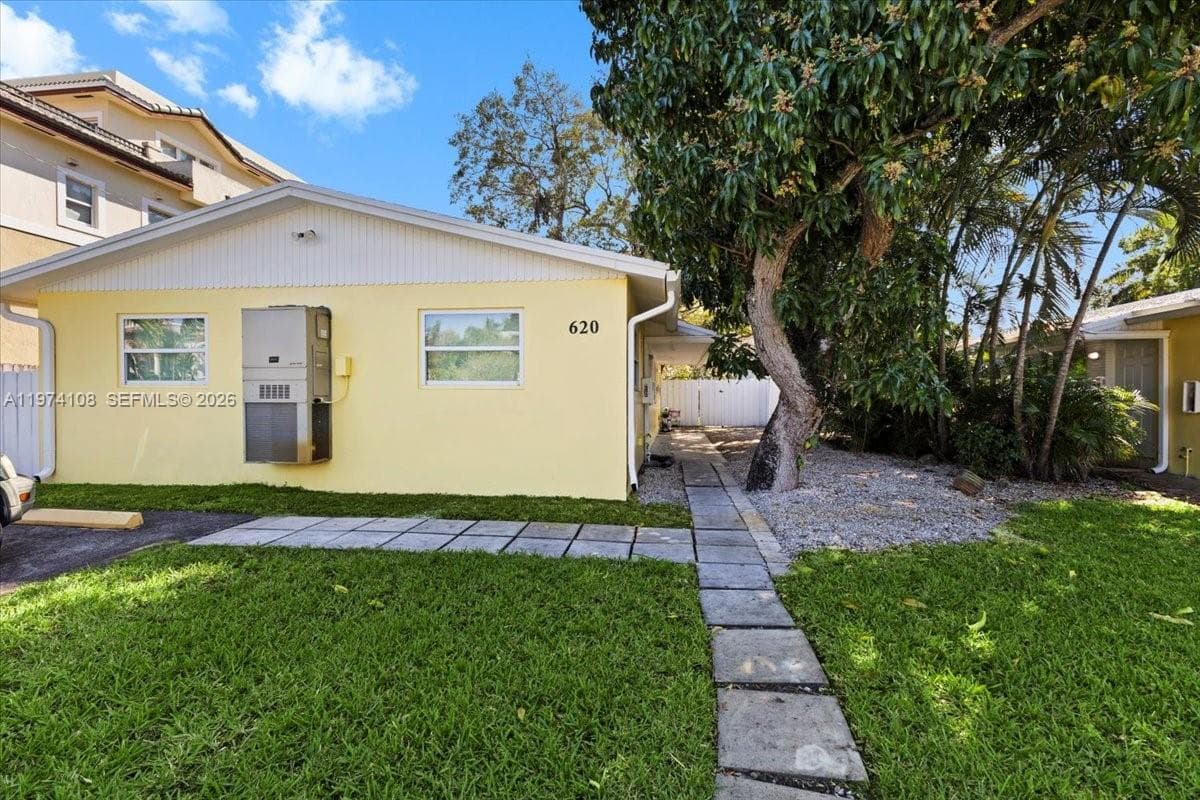 620 SW 10th St