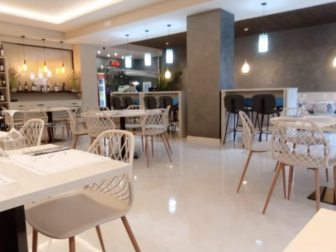 BARCELONA restaurant with real estate