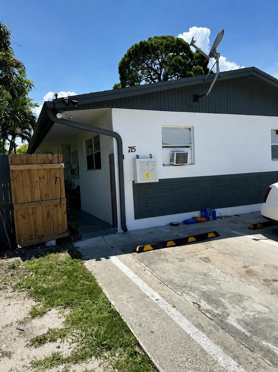 715 NW 15th Terrace # 3