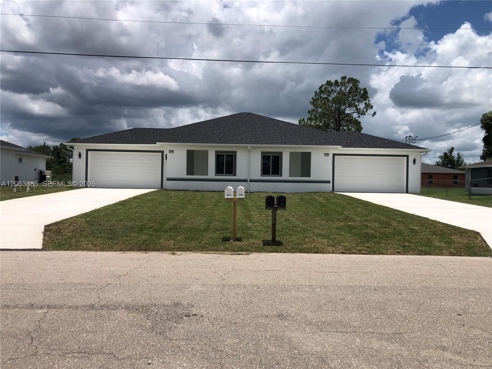 4572/4574 Golfview Blvd