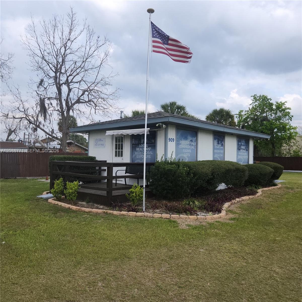 909 SW 10th St (HWY 200)