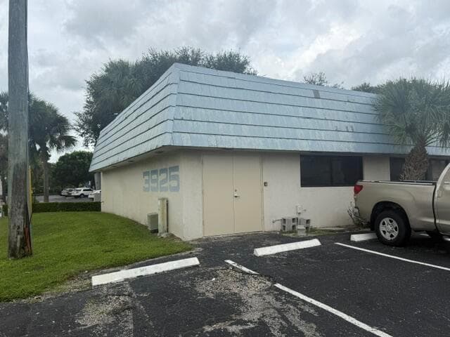 3925 Investment Lane # 32
