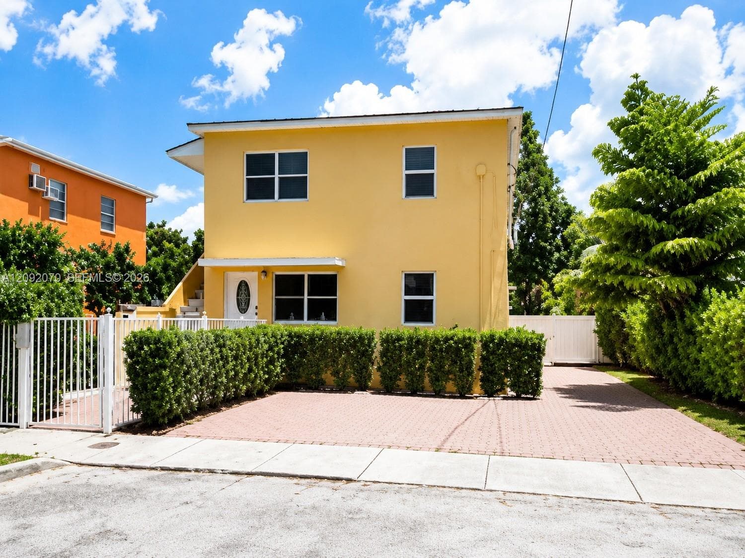 985 SW 10th St