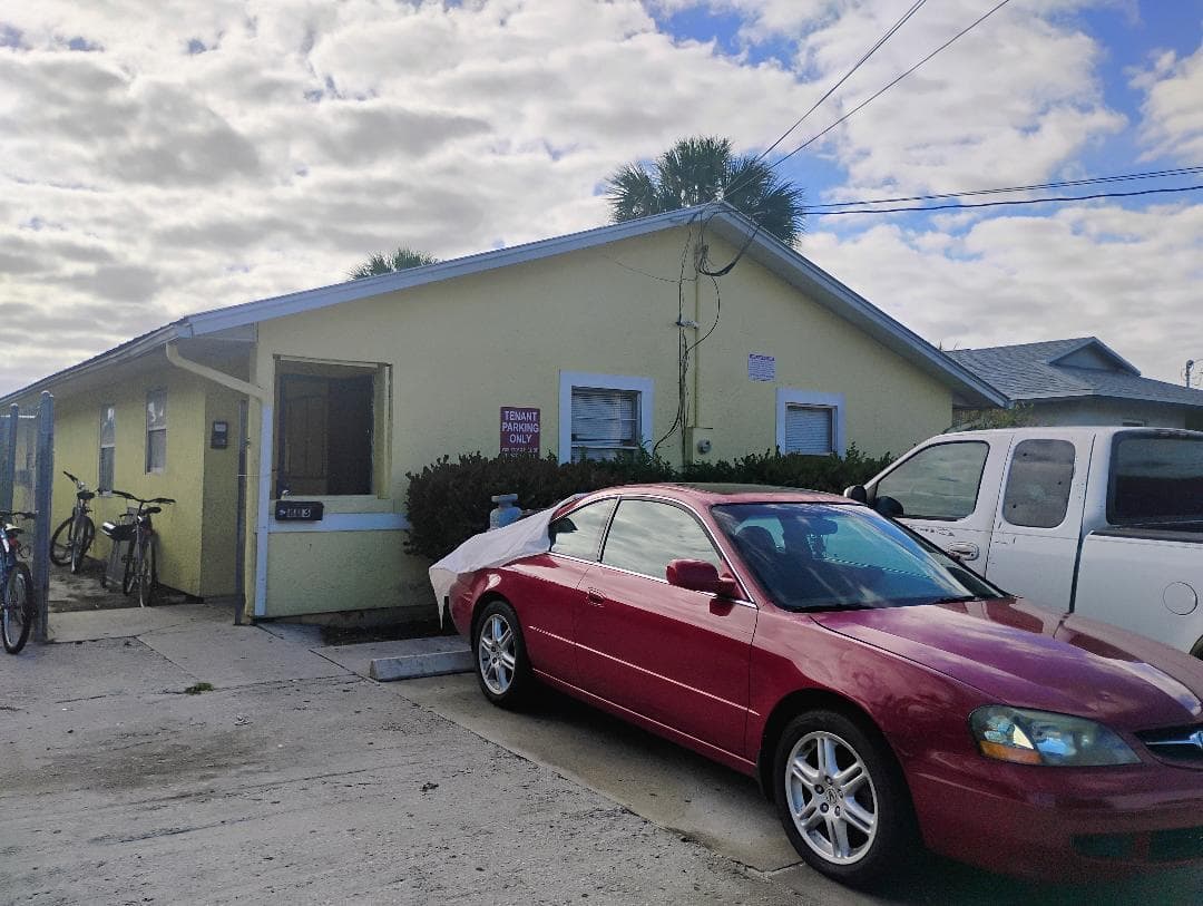 803 SE TARPON Avenue