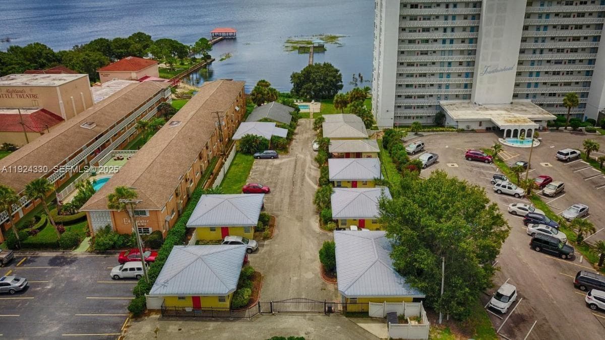 2121 LAKEVIEW DRIVE