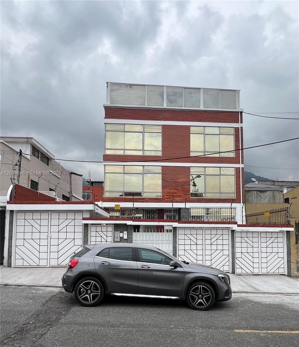 N35-95 Calle Manuela Sáenz
