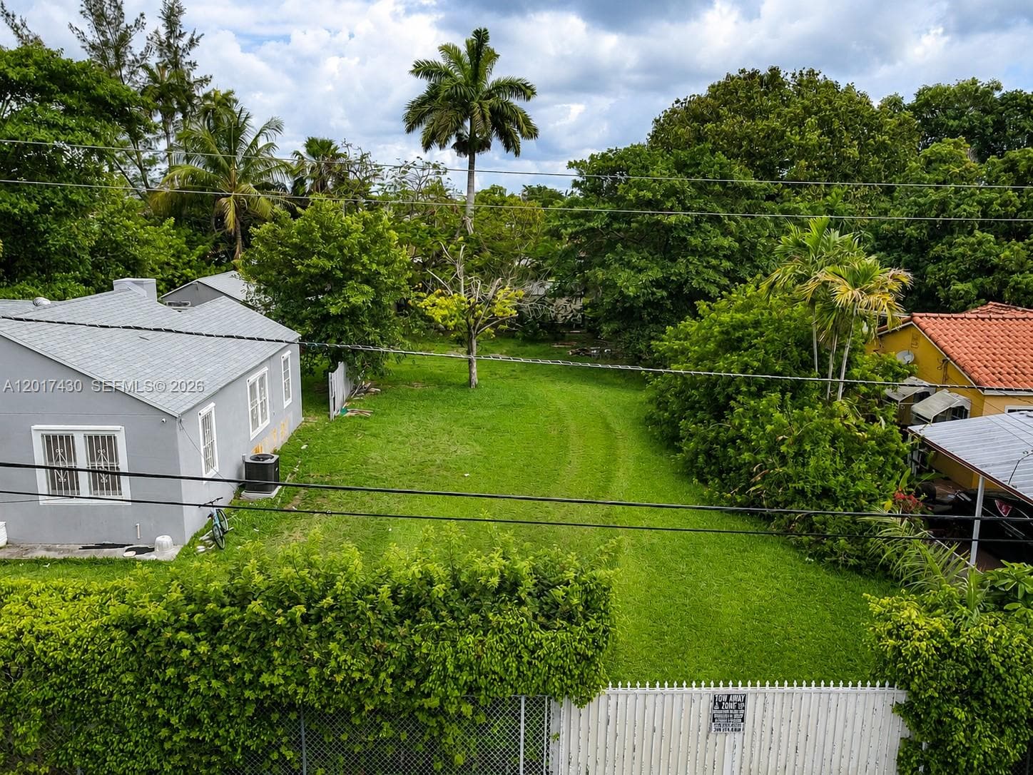 26 St 1555 NW 26 St