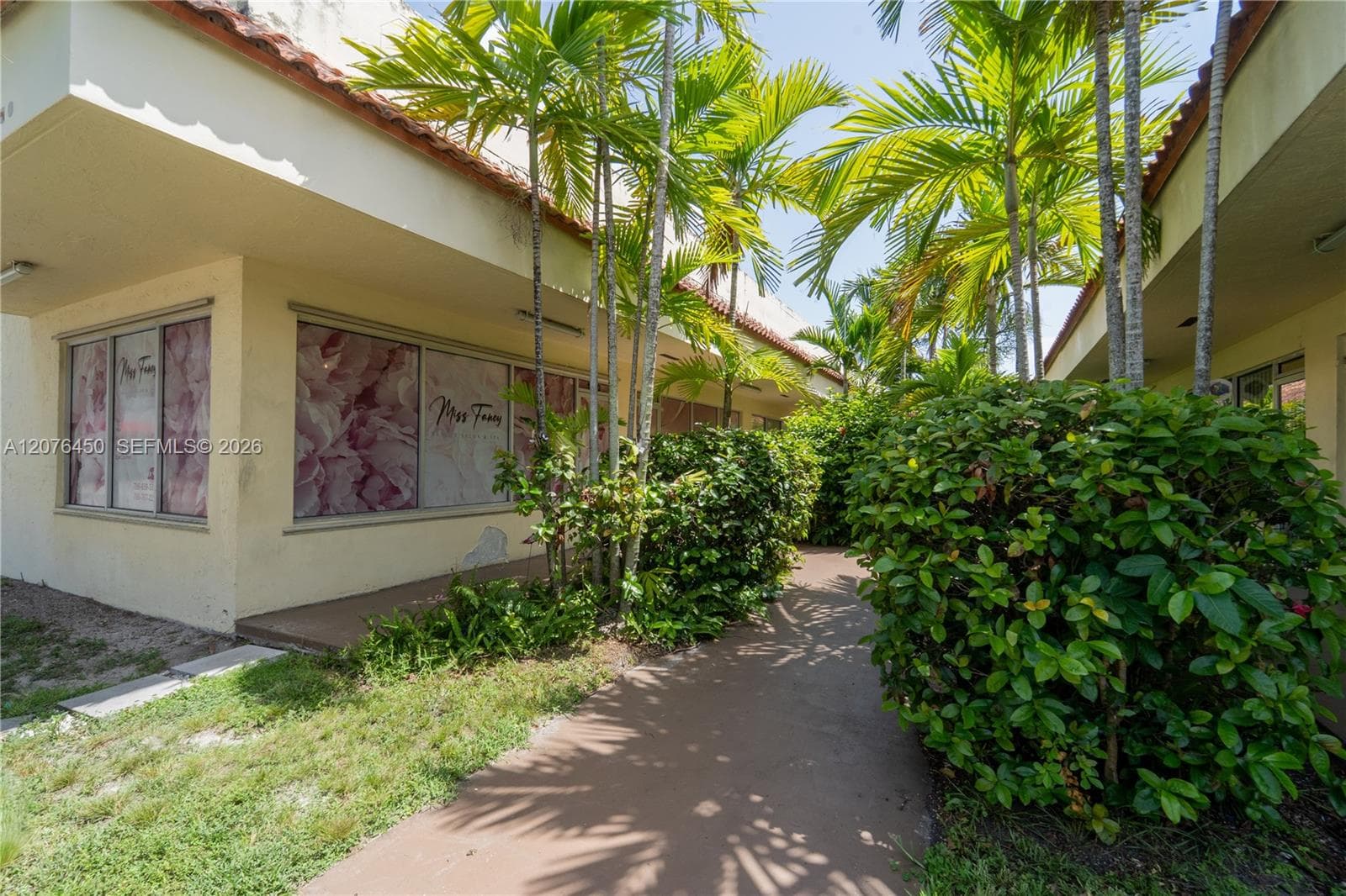 1600 W 38th Pl
